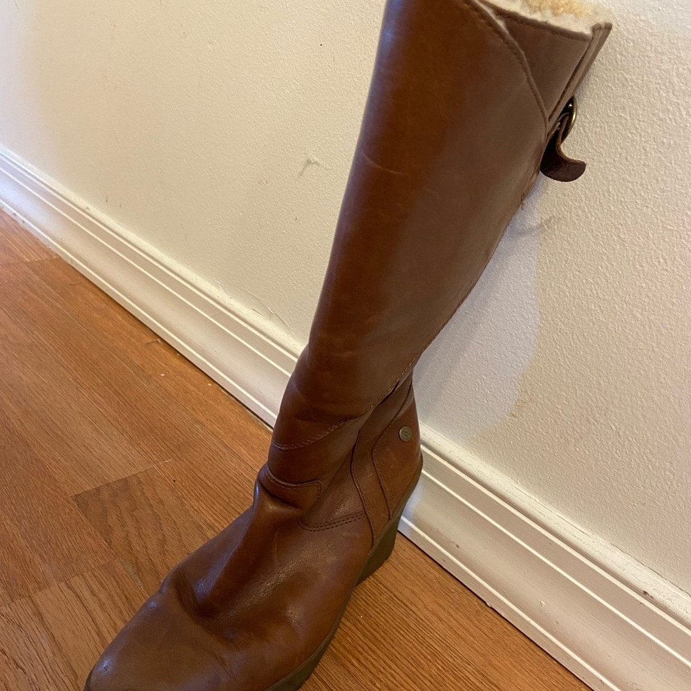 UGG Brown Wedge Shoes with Stylish Design - Picture 4 of 4